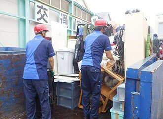 粗大ごみ積替え作業