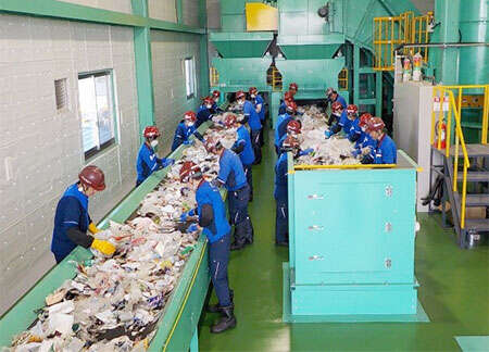 選別処理工程で異物除去を行います