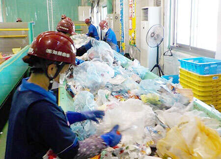 選別処理工程で異物除去を行います