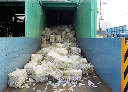 PETボトル受入れヤード